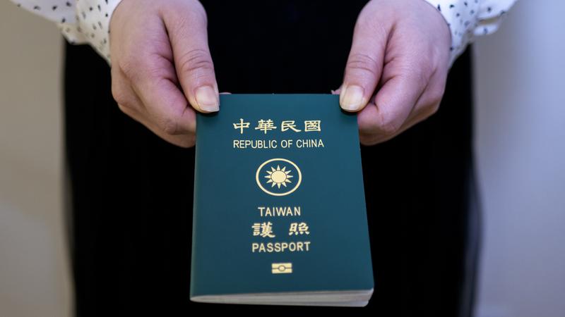 外交部建議,國人外表若有明顯變化,應當申請更換護照。(圖/Shutterstock達志影像)