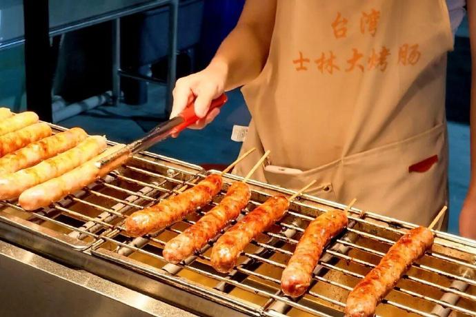 台灣烤香腸進駐福建士林夜市。(圖/翻攝自微博「遇見福州」)