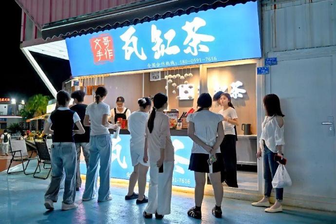 福建士林夜市不乏當地飲料店進駐。(圖/翻攝自微博「遇見福州」)