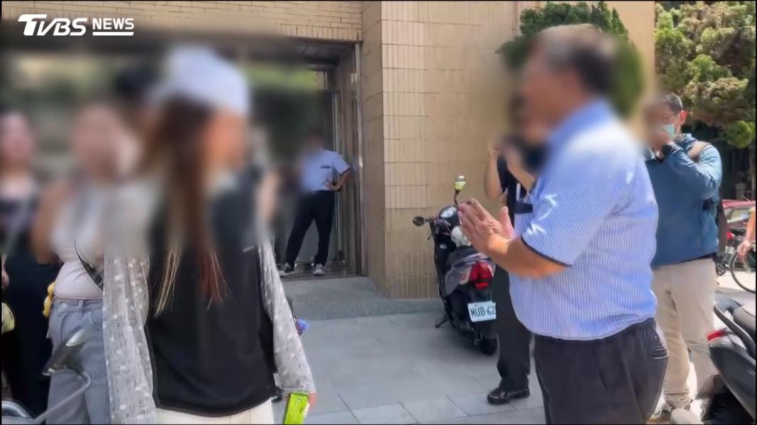 星國嬤遊台遭撞!過馬路「落單走最後」 司機雙手合十道歉(圖/TVBS)