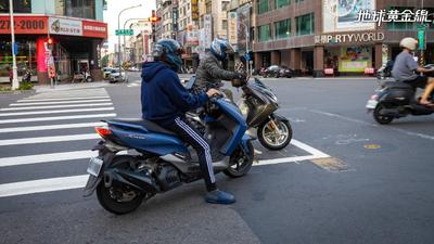 機車待轉壓斑馬線罰1800!警神回「滿了去下個路口」 網氣炸