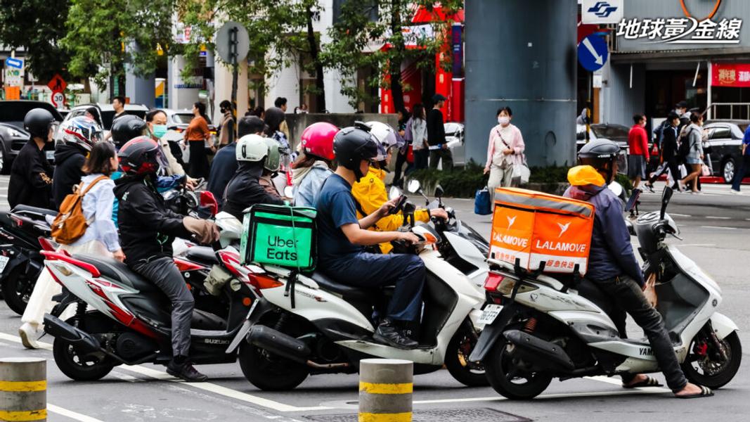 機車兩段式左轉是台灣騎士相當熟悉的交通規定,不過最近卻因為「待轉格到底要怎麼停」引發熱烈討論。(圖/地球黃金線)