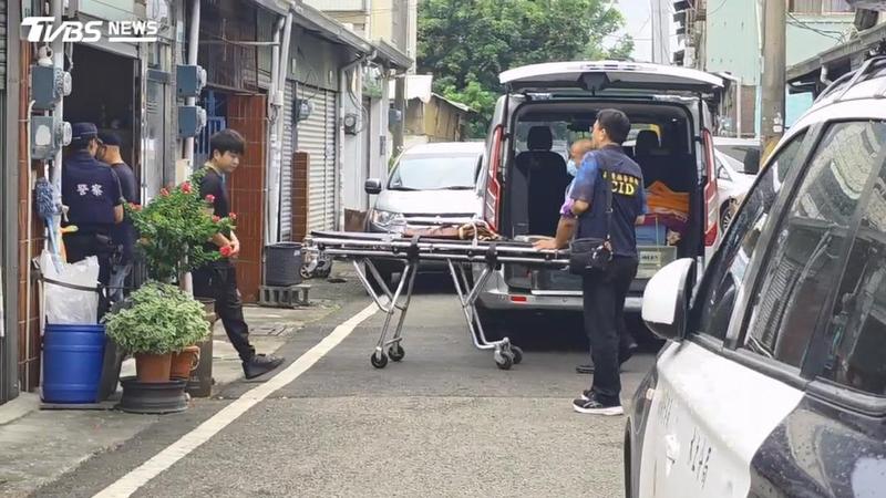 41歲黃男涉嫌酒後持刀,刺死在住處客廳午休的68歲父親。(圖/TVBS)