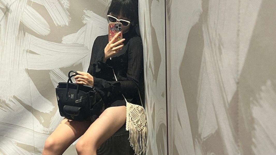 吳熙兒手提價值約30萬港元的Hermès Birkin Cargo 25限量版手提包。(圖/翻攝自微博)