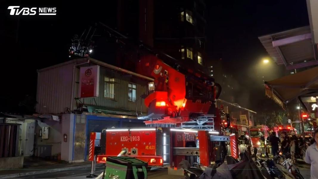 現場有擴大延燒之虞,消防人員緊急將火警等級提升為「三級火警」。(圖/程子奕攝)