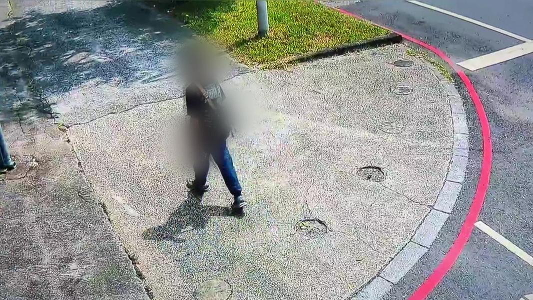 18歲男子在高雄捷運大寮站外亮露營刀、甩棍,一度接近附近民眾,嚇得目擊者快步躲回車上。(圖/TVBS)