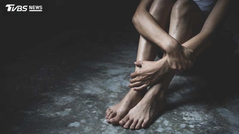 印度一位人夫不滿妻子吵架回娘家還拒復合,一氣之下狠砸岳父、咬下妻子鼻子害毀容。(示意圖/shutterstock達志影像)