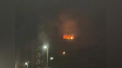 汐止大樓深夜竄火!7樓「全面燃燒」濃煙狂竄 百名消防急灌救