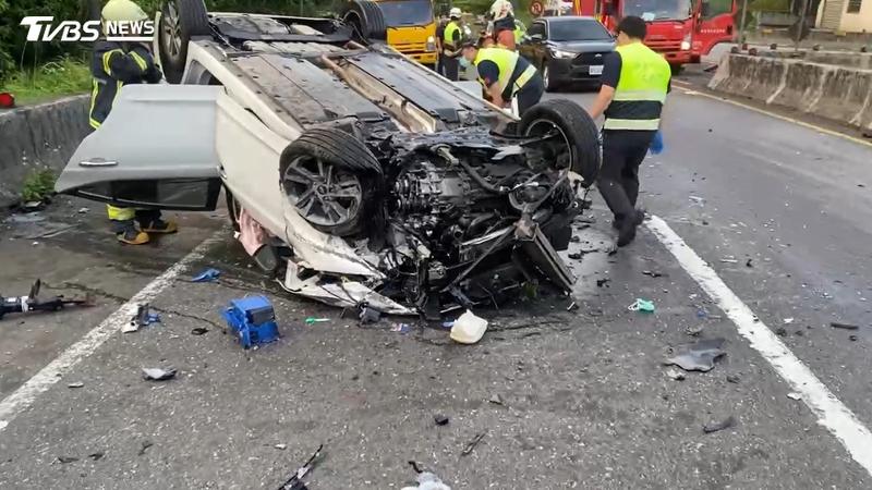 新北市瑞芳區台62甲線今(17)日上午發生計程車自撞翻車事故,駕駛一度受困車內。(圖/TVBS)