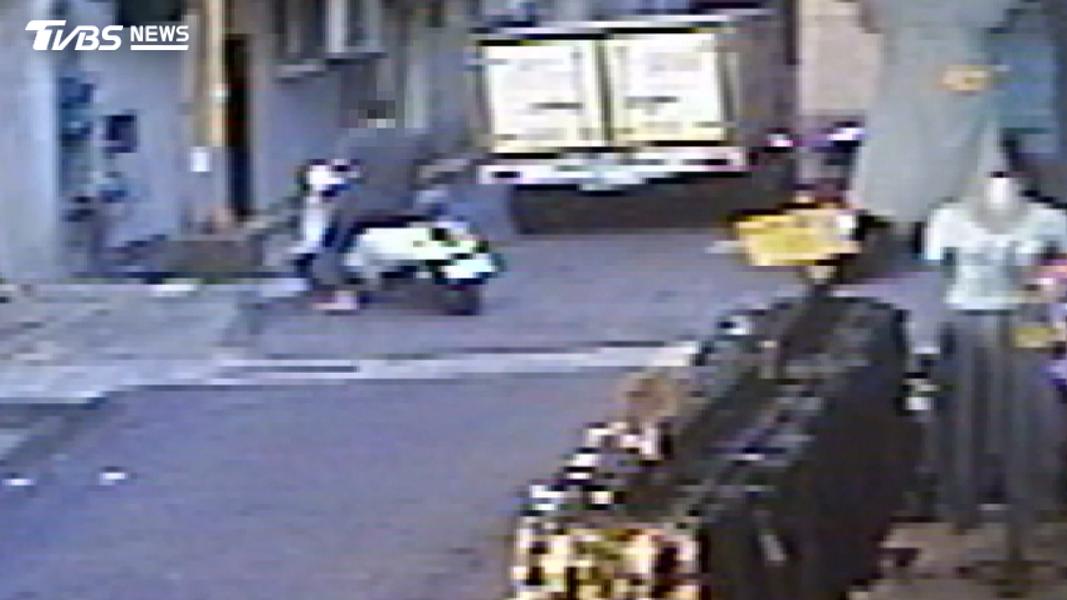 盧男將對方叫到店轉角,拿出一把瓦斯槍,朝徐男頭部敲擊。(圖/TVBS)