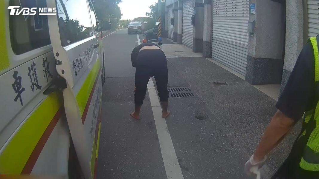 盧男逃到表哥家,兩人爆發口角,表哥拿出辣椒水朝盧男噴灑。(圖/TVBS)