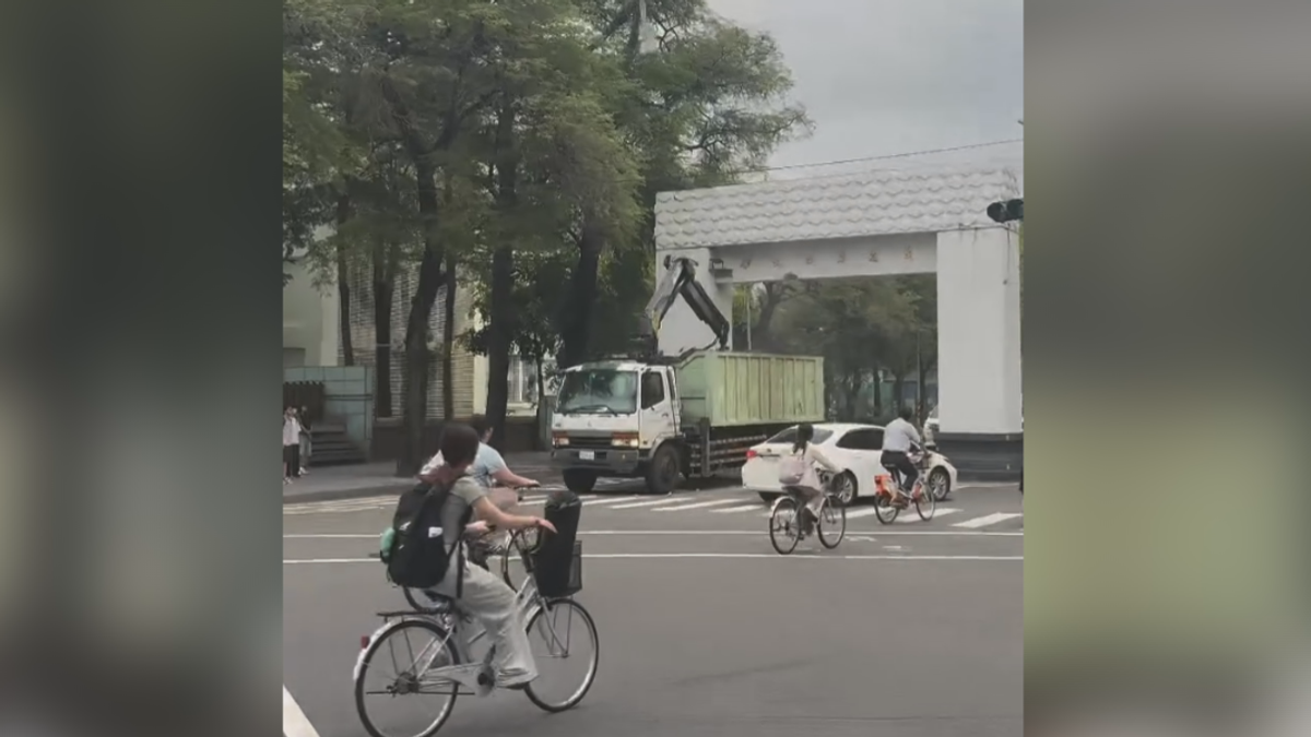 抓斗車撞成大舊校門! 70年牌樓毀損