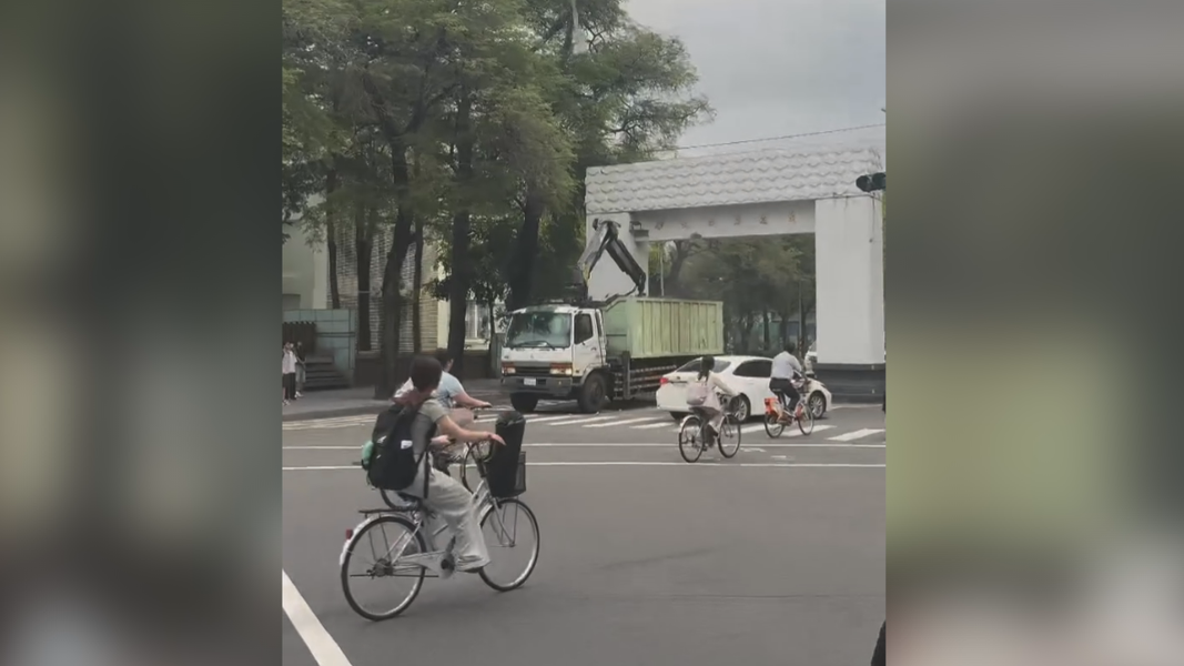 台南成大舊校門牌樓,16日下午遭校方委託整理環境的抓斗車撞壞。(圖/翻攝Threads_tas_f10ra4)