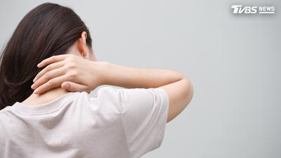 肩頸按摩10年!陸女頭痛、臉麻險腦中風 醫示警:按摩槍也有風險
