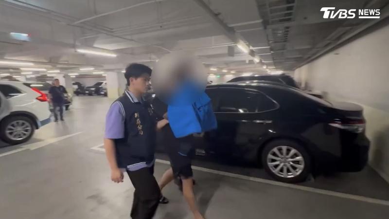 警方從南部拘提伍男到案。(圖/TVBS)