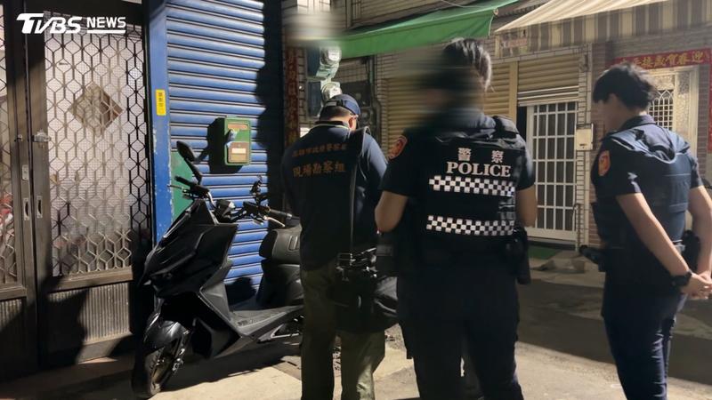 高雄鳳山區16日深夜發生一起家庭悲劇,大批員警和鑑識人員進出民宅。(圖/TVBS)
