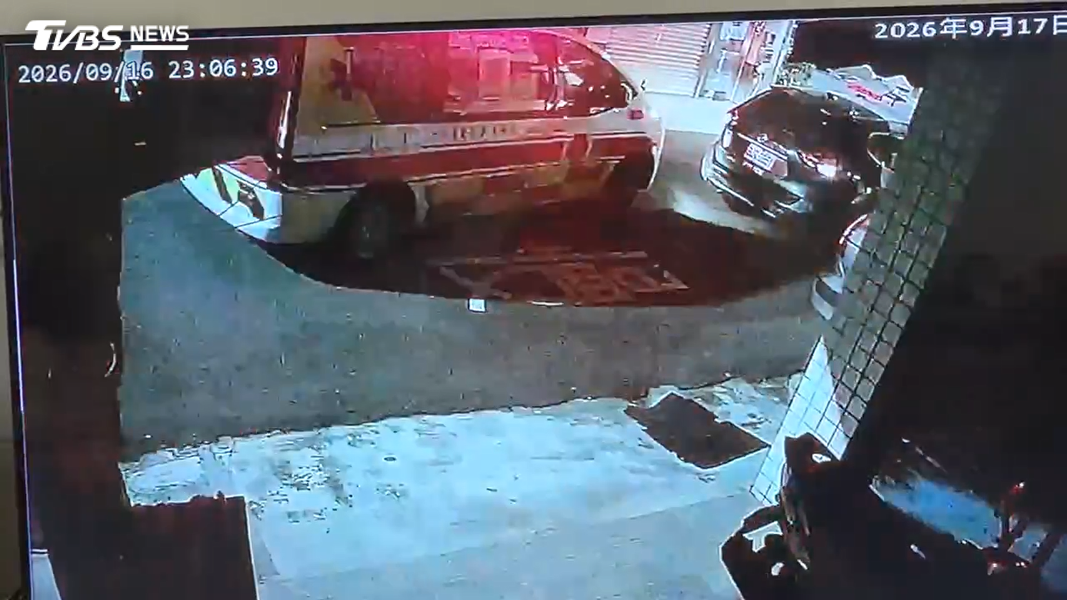 祖孫兩人隨即被送上救護車,所幸送醫時意識皆清楚。(圖/TVBS)