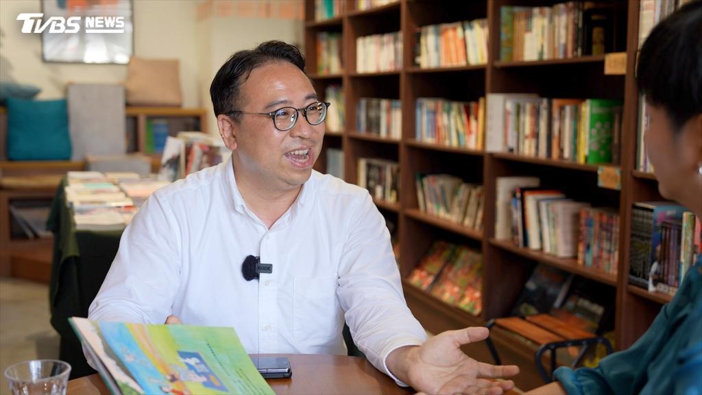 黃世杰的兒子三歲半,正是需要陪伴的時候。他趁空檔到書店補繪本,準備晨起時的說故事時間。(圖/柯勝雄攝)