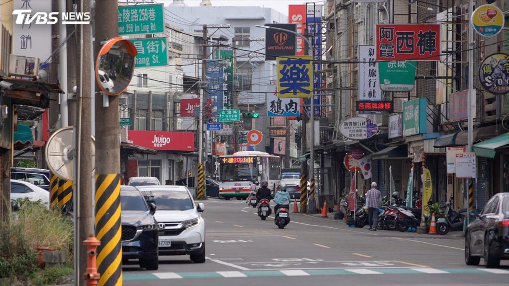 桃園公車班次不夠密,甚至會消失。黃世杰說他太太,因此去學開車。(圖/柯勝雄攝)