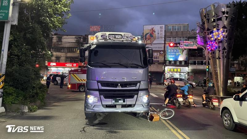 新北市土城區昨(16)日下午5時許發生一起死亡車禍。(圖/TVBS)