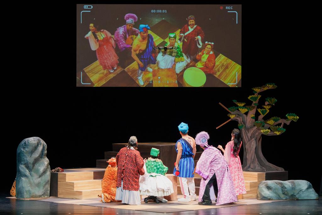 《英雄所賤略同》結合即興、觀眾互動與多媒體演出，台上台下一樣熱鬧。（圖／英雄會文創劇團提供）