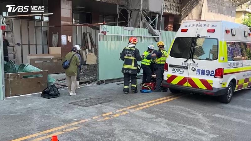 第一銀行台中分行今(17)日下午發生嚴重工安意外,一名工人跌落失去生命跡象搶救中。(圖/TVBS)