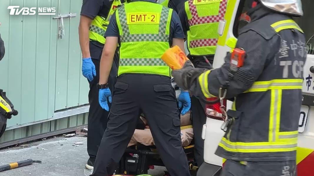 傷者被救出時已無呼吸心跳,救護人員隨即CPR並使用AED急救。(圖/TVBS)