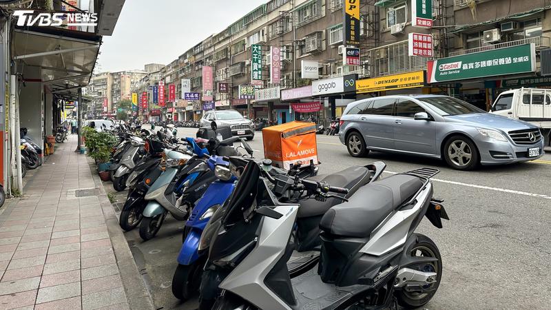 少年坐機車後座等哥哥買早餐,被員警以「無照駕駛」為由開單。(示意圖/shutterstock達志影像)