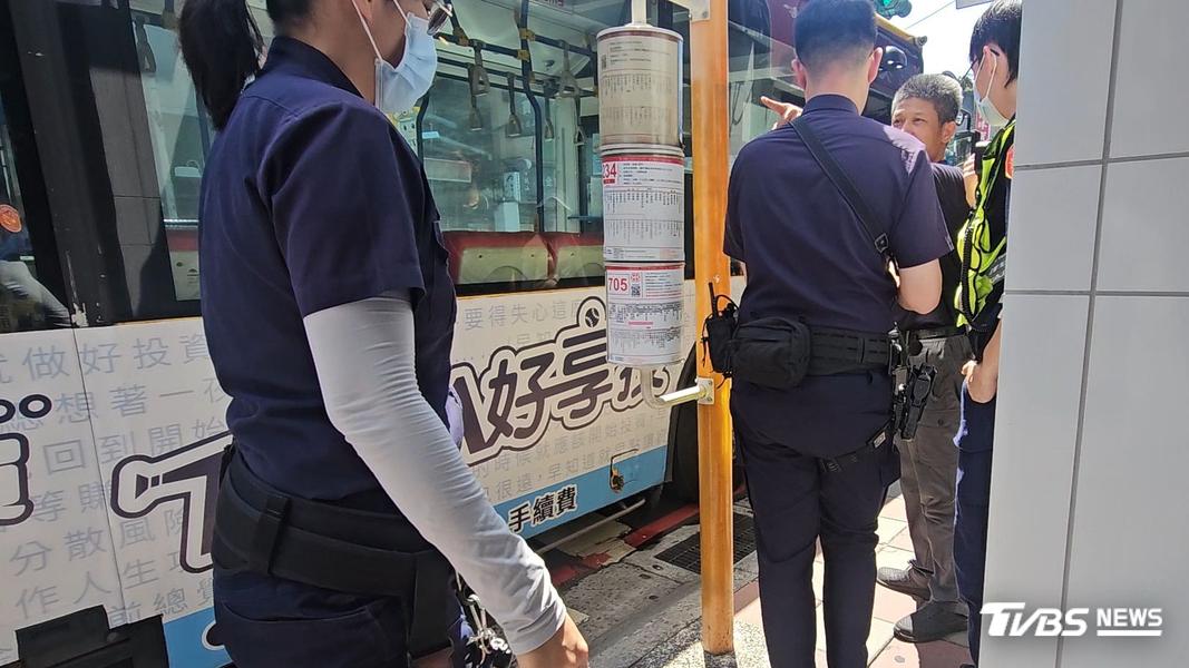 警方對駕駛李男施以酒測,尚無酒駕違規等情形,現場依規定拍照、測繪,並調閱路口監視器影像,以釐清事故原因。(圖/TVBS)
