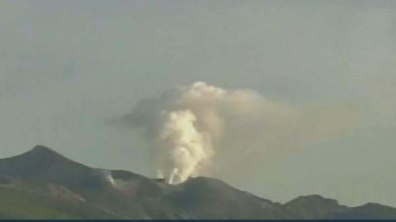北海道十勝岳噴火警戒升至 3 級即將滿一週,日本火山調查委員會警告地底深處累積岩漿恐引發大規模岩漿噴發。(圖/翻攝自ANNニュース)