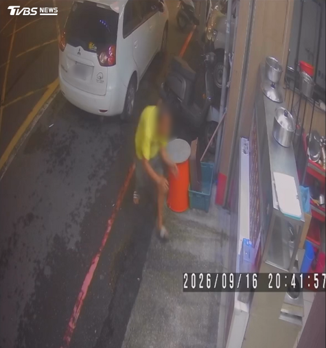 慣竊低身偷愛心箱!以為沒人看見 對街店員「目擊全程」秒通報(圖/翻攝 threads@ kuo_shao_man)