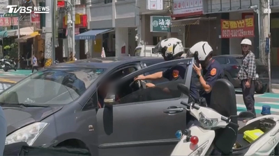 毒駕撞超商掃倒3機車!駕駛一度想跑 警急拔甩棍逮捕