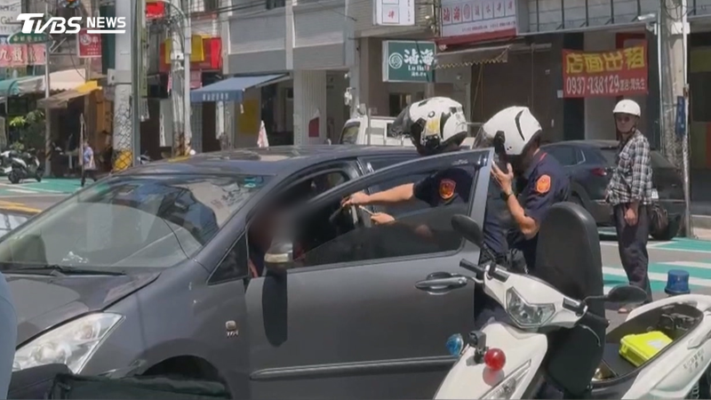 彰化吸毒開車狂晃!44歲男「雙手發抖」失控撞超商 2警拔棍當場逮捕(圖/翻攝 threads@88_1o26)