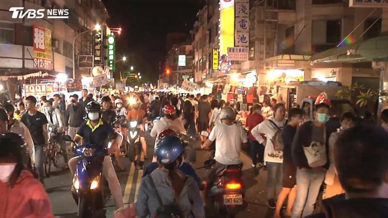 瑞北夜市出現一隻體型龐大的恐龍。(圖/TVBS)