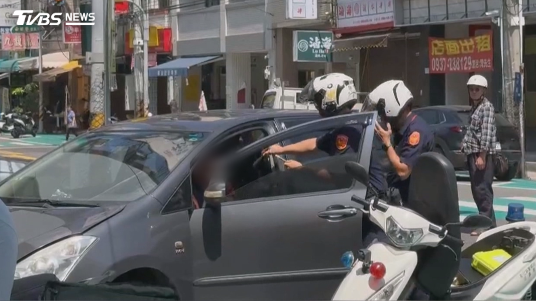 彰化吸毒開車狂晃!44歲男「雙手發抖」失控撞超商 2警拔棍當場逮捕(圖/翻攝 threads@88_1o26)