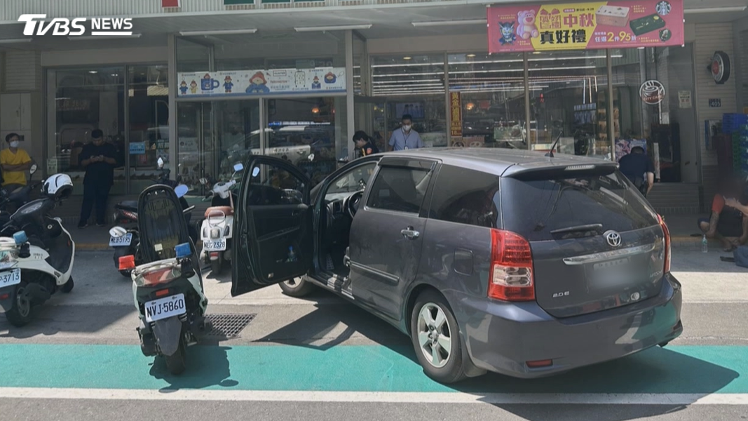 彰化吸毒開車狂晃!44歲男「雙手發抖」失控撞超商 2警拔棍當場逮捕(圖/翻攝 threads@88_1o26)