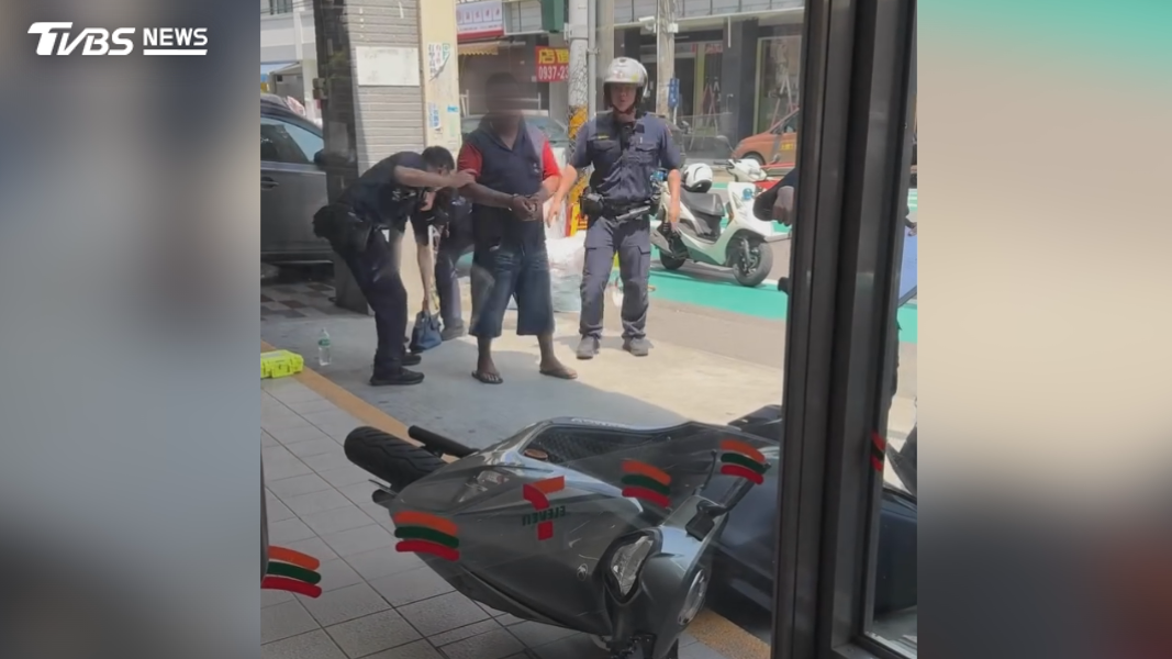 劉姓男子吸依託咪脂上路!「雙手抖」撞進超商 想逃被2警壓制快篩陽性(圖/翻攝 threads@88_1o26)