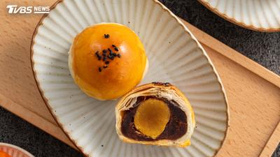 不輸小潘、不二坊!老饕激推「這牌」蛋黃酥:酥香又大顆