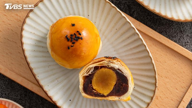 中秋節即將到來,各大蛋黃酥品牌紛紛推出特色商品。(示意圖/Shutterstock達志影像)