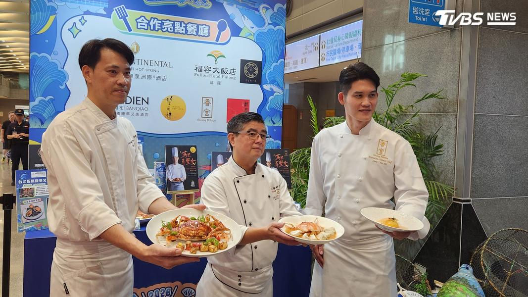 除了北海岸漁港,今年也有多家飯店及餐廳推出季節限定海派料理,將萬里蟹、貢寮鮑、白帶魚、鯖魚、小卷等在地漁產端上餐桌。(圖/TVBS)