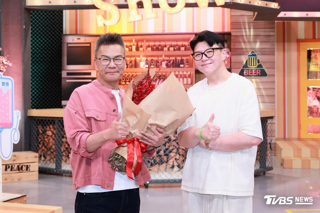 TVBS娛樂事業部副總監趙君璐，特別送花預祝沈玉琳得獎。（圖／趙世平攝）