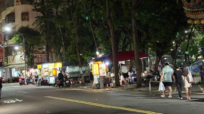 獨家/人行道變夜市!攤車占滿整排 蘆洲居民怒:開單也不撤離