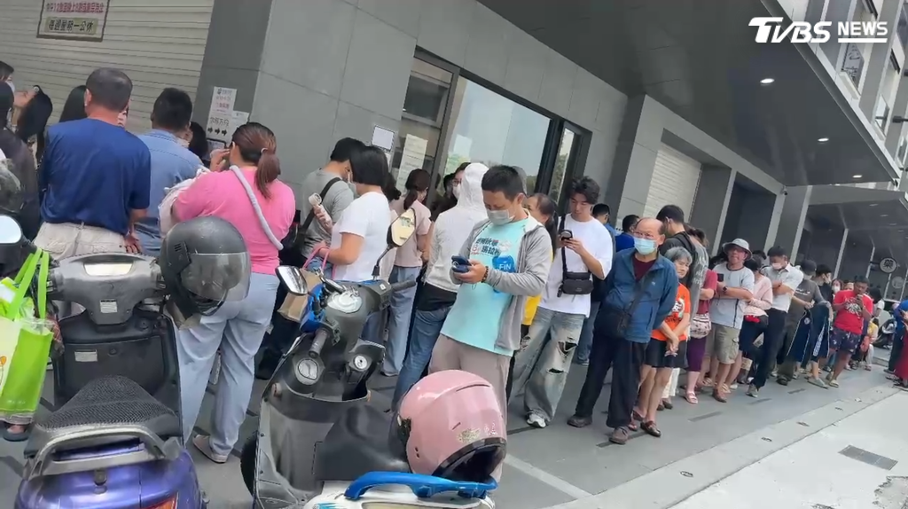 「南霸天」蛋黃酥瘋搶！開賣前2小時人潮湧現　警方到場指揮（圖／TVBS）