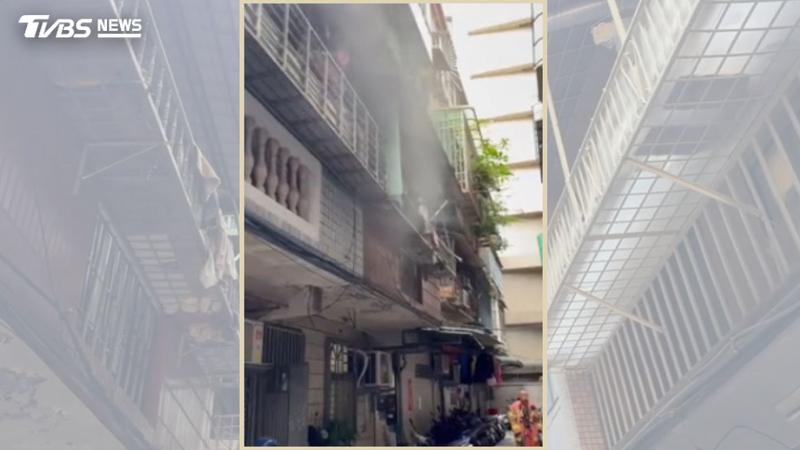 80歲婦人廚房燉肉忘關火,跑去看醫生,半小時返家,民宅竄濃煙。(圖/TVBS)