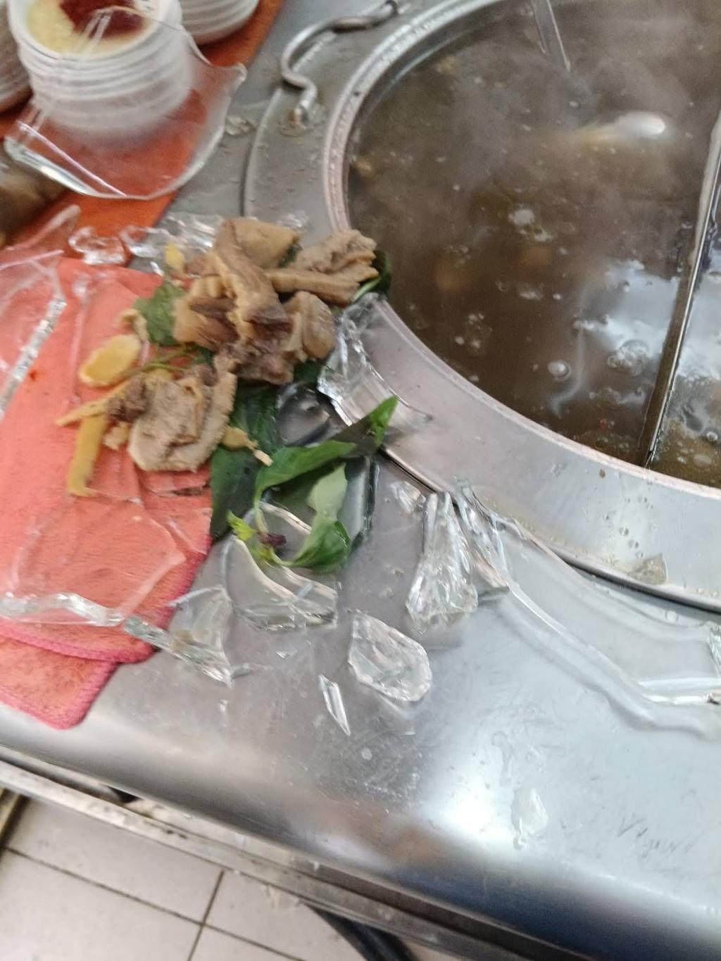 民眾自備餐具「盛熱湯碎裂」,老闆發文提醒「勿用易碎容器」。(圖/店家提供)