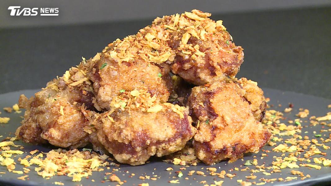 來自日本的唐揚雞品牌近期客座台北飯店自助餐。(圖/TVBS)