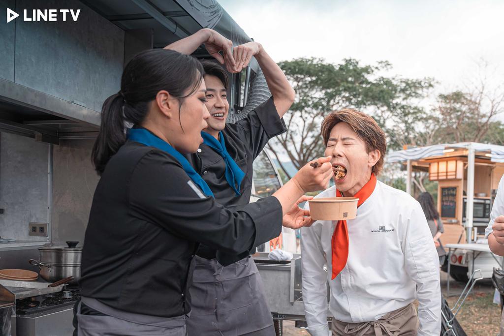 《開火開伙》選用台灣在地食材限時出餐、挑戰極限。(圖/LINE TV 提供)