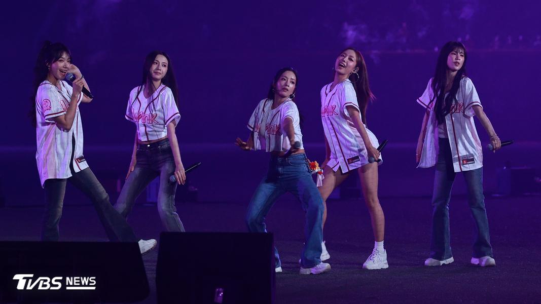 7月底Apink登上帶巨蛋為球賽帶來賽後演出,當時鄭恩地(最左)就已預告今年的音樂活動。(圖/TVBS)