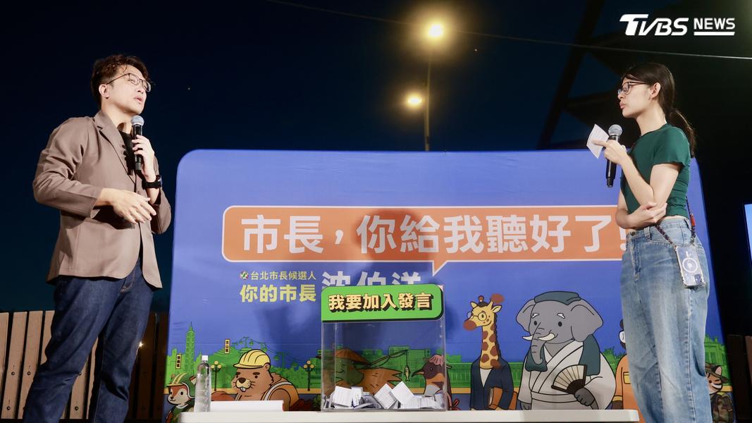 沈伯洋親自解答民眾的疑惑。(圖/華子琛攝)