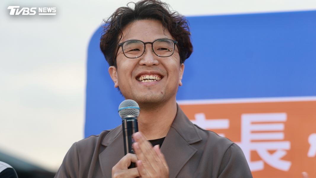 沈伯洋在現場與民眾互動。(圖/華子琛攝)